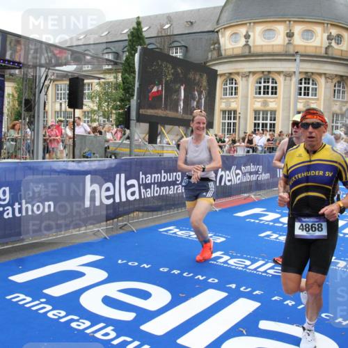 29.06.2025 - hella hamburg halbmarathon Michael Strokosch http://msf.ph/oto/8358253 29.06.2025 10:54:34 Ziel 2474, 3794, 4868, 5259, 7129, 8798, 11009, 11797, 11799, 12321, 12607, 15146, 19067 meine-sportfotos.de