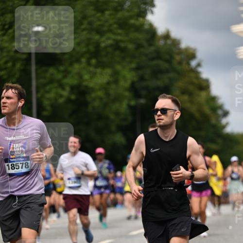 29.06.2025 - hella hamburg halbmarathon Dr. Thomas Lammeyer http://msf.ph/oto/8358279 29.06.2025 10:41:14 Kennedybrücke 56, 1022, 1118, 1253, 1488, 1490, 1597, 1948, 1952, 2072, 2552, 2811, 3165, 3230, 3398, 3428, 3714, 3873, 3895, 4733, 5224, 5560, 5786, 5789, 6359, 6804, 7202, 7235, 7707, 7773, 7823, 8257, 8258, 8315, 8936, 8937, 9918, 10024, 10112, 10123, 10762, 10862, 10931 meine-sportfotos.de