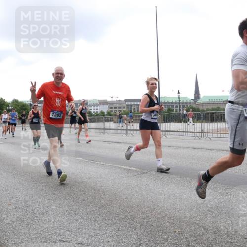 29.06.2025 - hella hamburg halbmarathon Lena Gebhardt http://msf.ph/oto/8358318 29.06.2025 10:48:09 Lombardsbrücke 17565, 15541, 1392, 34, 1910, 1157, 1174, 1175, 1246, 1392, 1618, 1639, 1645, 1701, 1926, 2037, 2163, 2195, 2197, 2418, 2475, 2491, 2545, 2627, 2650, 2704, 2756, 2790, 2909, 2958, 3049, 3320, 3468, 3504, 3679, 3933, 4327, 4588, 4856, 5585, 5781, 5886, 5952, 6143, 7240, 7393, 7394, 7427, 7532, 7916, 8077, 8310, 8521, 8774, 8948, 9356, 9696, 9697, 9775, 9921, 10145, 10658, 10777, 10794, 11548, 11742, 11781, 11909, 12431 meine-sportfotos.de