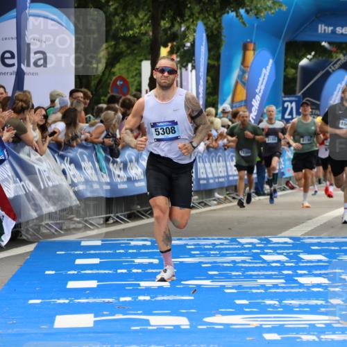 29.06.2025 - hella hamburg halbmarathon Strokosch-Dieckow http://msf.ph/oto/8358341 29.06.2025 10:29:54 Ziel 5308, 15672, 19202 meine-sportfotos.de