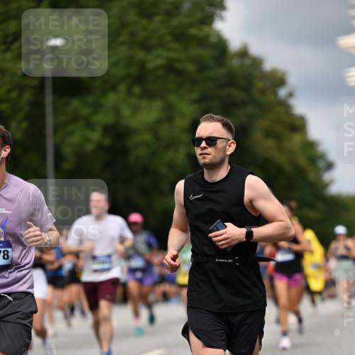 29.06.2025 - hella hamburg halbmarathon Dr. Thomas Lammeyer http://msf.ph/oto/8358344 29.06.2025 10:41:14 Kennedybrücke 56, 1022, 1118, 1253, 1488, 1490, 1597, 1948, 1952, 2072, 2552, 2811, 3165, 3230, 3398, 3428, 3714, 3873, 3895, 4733, 5224, 5560, 5786, 5789, 6359, 6804, 7202, 7235, 7707, 7773, 7823, 8257, 8258, 8315, 8936, 8937, 9918, 10024, 10112, 10123, 10762, 10862, 10931 meine-sportfotos.de