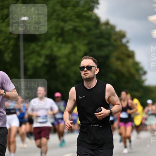 29.06.2025 - hella hamburg halbmarathon Dr. Thomas Lammeyer http://msf.ph/oto/8358370 29.06.2025 10:41:15 Kennedybrücke 56, 1022, 1118, 1253, 1488, 1490, 1597, 1948, 1952, 2072, 2552, 2811, 3165, 3230, 3398, 3428, 3714, 3873, 3895, 4733, 5224, 5560, 5786, 5789, 6804, 7202, 7235, 7707, 7773, 7823, 8257, 8258, 8315, 8936, 8937, 9055, 9918, 10024, 10112, 10123, 10762, 10862, 10931 meine-sportfotos.de