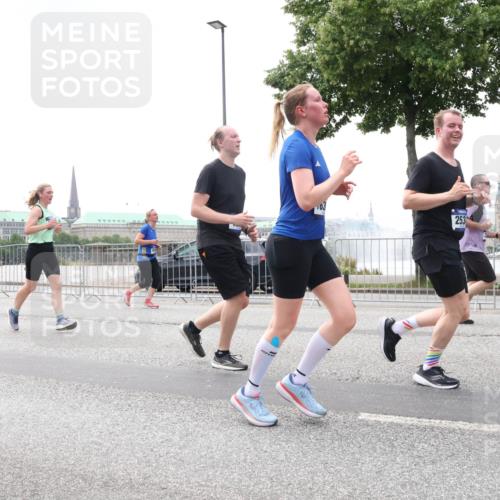 29.06.2025 - hella hamburg halbmarathon Lena Gebhardt http://msf.ph/oto/8358392 29.06.2025 10:39:06 Lombardsbrücke 56, 1232, 1390, 1451, 1760, 1856, 1883, 2092, 2524, 2534, 2571, 2574, 2693, 2843, 2893, 2998, 3275, 3307, 3323, 3726, 3727, 3745, 3927, 4028, 4257, 4259, 4260, 4316, 4320, 4410, 4523, 4603, 4659, 4882, 4964, 5913, 6062, 6112, 6342, 6343, 6611, 6875, 7263, 7341, 7501, 7506, 7524, 7589, 7815, 7849, 8203, 8243, 8367, 8457, 8783, 9393, 9420, 9446, 9708, 9974, 9977, 10001, 10072, 10315, 10516, 10554, 13060 meine-sportfotos.de