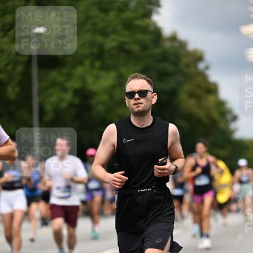 29.06.2025 - hella hamburg halbmarathon Dr. Thomas Lammeyer http://msf.ph/oto/8358402 29.06.2025 10:41:15 Kennedybrücke 56, 1022, 1118, 1253, 1488, 1490, 1597, 1948, 1952, 2072, 2552, 2811, 3165, 3230, 3398, 3428, 3714, 3873, 3895, 4733, 5224, 5560, 5786, 5789, 6804, 7202, 7235, 7707, 7773, 7823, 8257, 8258, 8315, 8936, 8937, 9055, 9918, 10024, 10112, 10123, 10762, 10862, 10931 meine-sportfotos.de