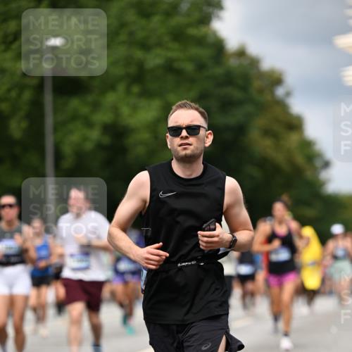 29.06.2025 - hella hamburg halbmarathon Dr. Thomas Lammeyer http://msf.ph/oto/8358431 29.06.2025 10:41:15 Kennedybrücke 56, 1022, 1118, 1253, 1488, 1490, 1597, 1948, 1952, 2072, 2552, 2811, 3165, 3230, 3398, 3428, 3714, 3873, 3895, 4733, 5224, 5560, 5786, 5789, 6804, 7202, 7235, 7707, 7773, 7823, 8257, 8258, 8315, 8936, 8937, 9055, 9918, 10024, 10112, 10123, 10762, 10862, 10931 meine-sportfotos.de