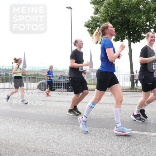 29.06.2025 - hella hamburg halbmarathon Lena Gebhardt http://msf.ph/oto/8358438 29.06.2025 10:39:06 Lombardsbrücke 25, 123, 56, 1232, 1390, 1451, 1760, 1856, 1883, 2092, 2524, 2534, 2571, 2574, 2693, 2843, 2893, 2998, 3275, 3307, 3323, 3726, 3727, 3745, 3927, 4028, 4257, 4259, 4260, 4316, 4320, 4410, 4523, 4603, 4659, 4882, 4964, 5913, 6062, 6112, 6342, 6343, 6611, 6875, 7263, 7341, 7501, 7506, 7524, 7589, 7815, 7849, 8203, 8243, 8367, 8457, 8783, 9393, 9420, 9446, 9708, 9974, 9977, 10001, 10072, 10315, 10516, 10554, 13060 meine-sportfotos.de