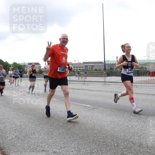 29.06.2025 - hella hamburg halbmarathon Lena Gebhardt http://msf.ph/oto/8358481 29.06.2025 10:48:10 Lombardsbrücke 124, 15541, 1392, 3468, 1157, 1174, 1175, 1246, 1392, 1618, 1639, 1645, 1701, 1926, 2037, 2163, 2195, 2197, 2418, 2475, 2491, 2545, 2627, 2650, 2756, 2790, 2909, 2958, 3049, 3320, 3468, 3504, 3661, 3679, 3933, 4327, 4588, 4856, 5585, 5781, 5886, 5952, 6143, 7240, 7393, 7394, 7427, 7532, 7916, 8077, 8310, 8461, 8521, 8774, 8948, 9356, 9696, 9697, 9775, 9921, 10145, 10658, 10777, 10794, 11548, 11742, 11781, 11909, 12431 meine-sportfotos.de
