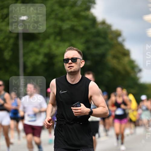 29.06.2025 - hella hamburg halbmarathon Dr. Thomas Lammeyer http://msf.ph/oto/8358488 29.06.2025 10:41:15 Kennedybrücke 56, 1022, 1118, 1253, 1488, 1490, 1597, 1948, 1952, 2072, 2552, 2811, 3165, 3230, 3398, 3428, 3714, 3873, 3895, 4733, 5224, 5560, 5786, 5789, 6804, 7202, 7235, 7707, 7773, 7823, 8257, 8258, 8315, 8936, 8937, 9055, 9918, 10024, 10112, 10123, 10762, 10862, 10931 meine-sportfotos.de