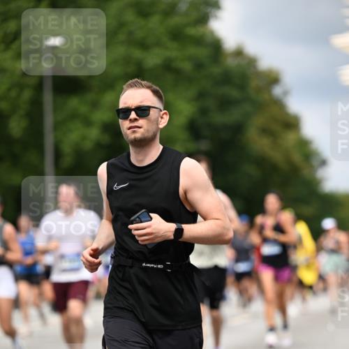 29.06.2025 - hella hamburg halbmarathon Dr. Thomas Lammeyer http://msf.ph/oto/8358516 29.06.2025 10:41:15 Kennedybrücke 56, 1022, 1118, 1253, 1488, 1490, 1597, 1948, 1952, 2072, 2552, 2811, 3165, 3230, 3398, 3428, 3714, 3873, 3895, 4733, 5224, 5560, 5786, 5789, 6804, 7202, 7235, 7707, 7773, 7823, 8257, 8258, 8315, 8936, 8937, 9055, 9918, 10024, 10112, 10123, 10762, 10862, 10931 meine-sportfotos.de