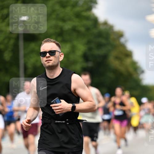 29.06.2025 - hella hamburg halbmarathon Dr. Thomas Lammeyer http://msf.ph/oto/8358537 29.06.2025 10:41:15 Kennedybrücke 56, 1022, 1118, 1253, 1488, 1490, 1597, 1948, 1952, 2072, 2552, 2811, 3165, 3230, 3398, 3428, 3714, 3873, 3895, 4733, 5224, 5560, 5786, 5789, 6804, 7202, 7235, 7707, 7773, 7823, 8257, 8258, 8315, 8936, 8937, 9055, 9918, 10024, 10112, 10123, 10762, 10862, 10931 meine-sportfotos.de