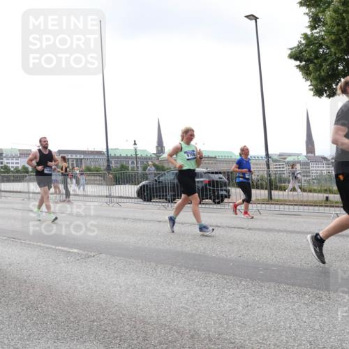 29.06.2025 - hella hamburg halbmarathon Lena Gebhardt http://msf.ph/oto/8358551 29.06.2025 10:39:06 Lombardsbrücke 783, 13060, 9708, 56, 1232, 1390, 1451, 1760, 1856, 1883, 2092, 2524, 2534, 2571, 2574, 2693, 2843, 2893, 2998, 3275, 3307, 3323, 3726, 3727, 3745, 3927, 4028, 4257, 4259, 4260, 4316, 4320, 4410, 4523, 4603, 4659, 4882, 4964, 5913, 6062, 6112, 6342, 6343, 6611, 6875, 7263, 7341, 7501, 7506, 7524, 7589, 7815, 7849, 8203, 8243, 8367, 8457, 8783, 9393, 9420, 9446, 9708, 9974, 9977, 10001, 10072, 10315, 10516, 10554, 13060 meine-sportfotos.de
