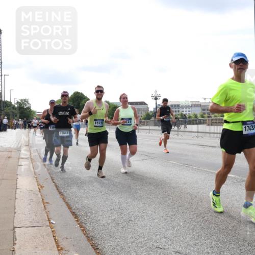 29.06.2025 - hella hamburg halbmarathon Lena Gebhardt http://msf.ph/oto/8358566 29.06.2025 10:14:02 Lombardsbrücke 148, 18041, 194, 15722, 17439, 1131, 1194, 1480, 1890, 2055, 2359, 2721, 2904, 2987, 3939, 4001, 4032, 4795, 4962, 5232, 5631, 5719, 6026, 6089, 6287, 6710, 6717, 7442, 7462, 7913, 7991, 8001, 8057, 8409, 8673, 8892, 9128, 9631, 9845, 9886, 10442, 10443, 10977, 11441, 11987, 12313, 12797, 12928, 12929, 12938, 13285, 13788, 15085, 15482, 15663, 15721, 15722, 15840, 16491, 17439, 17472, 17985, 18041, 18231, 18236, 18239 meine-sportfotos.de