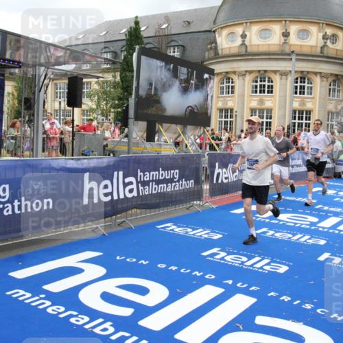 29.06.2025 - hella hamburg halbmarathon Michael Strokosch http://msf.ph/oto/8358576 29.06.2025 10:54:37 Ziel 2474, 3794, 5259, 8798, 9012, 10040, 10368, 10376, 11797, 11799, 12607, 15146 meine-sportfotos.de