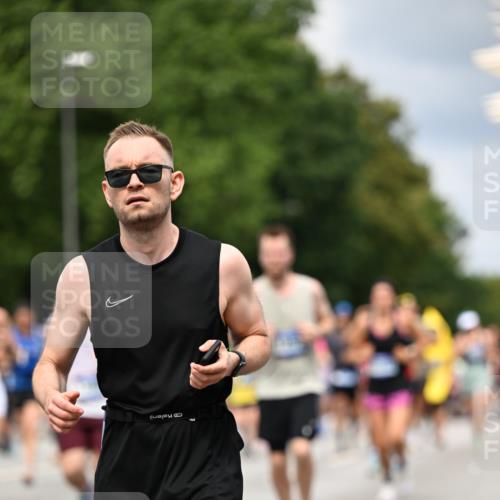 29.06.2025 - hella hamburg halbmarathon Dr. Thomas Lammeyer http://msf.ph/oto/8358578 29.06.2025 10:41:15 Kennedybrücke 56, 1022, 1118, 1253, 1488, 1490, 1597, 1948, 1952, 2072, 2552, 2811, 3165, 3230, 3398, 3428, 3714, 3873, 3895, 4733, 5224, 5560, 5786, 5789, 6804, 7202, 7235, 7707, 7773, 7823, 8257, 8258, 8315, 8936, 8937, 9055, 9918, 10024, 10112, 10123, 10762, 10862, 10931 meine-sportfotos.de