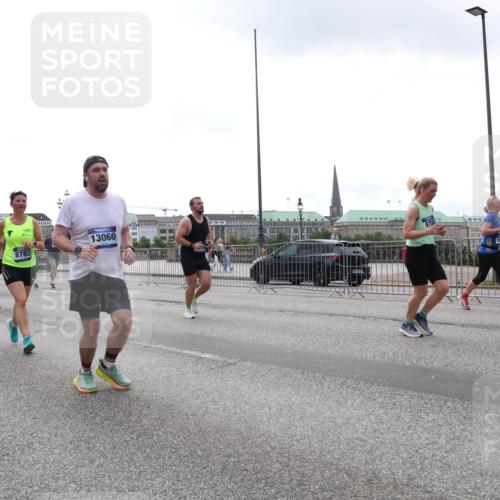 29.06.2025 - hella hamburg halbmarathon Lena Gebhardt http://msf.ph/oto/8358583 29.06.2025 10:39:07 Lombardsbrücke 19139, 8783, 13060, 56, 1232, 1390, 1451, 1760, 1856, 1883, 2092, 2524, 2534, 2571, 2574, 2693, 2843, 2893, 2998, 3275, 3307, 3353, 3726, 3727, 3745, 3927, 4257, 4259, 4260, 4316, 4320, 4410, 4523, 4603, 4659, 4855, 4882, 4964, 5913, 6062, 6112, 6342, 6343, 6611, 6875, 7263, 7341, 7501, 7506, 7524, 7589, 7815, 7849, 8203, 8243, 8367, 8457, 8783, 9393, 9420, 9446, 9708, 9974, 9977, 10001, 10072, 10315, 10516, 10554, 13060 meine-sportfotos.de