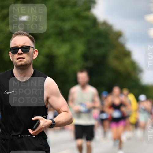 29.06.2025 - hella hamburg halbmarathon Dr. Thomas Lammeyer http://msf.ph/oto/8358595 29.06.2025 10:41:16 Kennedybrücke 56, 1022, 1118, 1253, 1488, 1490, 1597, 1948, 1952, 2072, 2552, 2811, 3165, 3230, 3398, 3428, 3714, 3873, 4733, 5224, 5560, 5786, 5789, 6804, 7202, 7235, 7707, 7773, 7823, 8257, 8258, 8315, 8936, 8937, 9054, 9055, 9918, 10024, 10112, 10762, 10798, 10862, 10931 meine-sportfotos.de