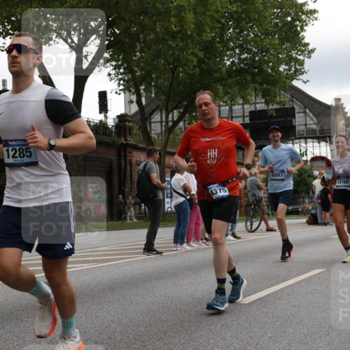 29.06.2025 - hella hamburg halbmarathon Yannick Fuchs http://msf.ph/oto/8358610 29.06.2025 10:53:08 20KM 1285, 1642, 2006, 2348, 2584, 2677, 2855, 2957, 2978, 3181, 3279, 3983, 4088, 4592, 5347, 5633, 5885, 6087, 6202, 6208, 6220, 6438, 6636, 6997, 7031, 7223, 7476, 8290, 8929, 9655, 10036, 10759, 10896, 10943, 11935, 11938, 12206, 12261, 12564, 12633, 13407, 13583, 14375, 14567, 14631, 14732, 14902, 14914, 14965, 15232, 15240, 15263, 15284, 15824, 16160, 16341, 16563, 16910, 16980, 17017, 17346, 17503, 17630, 18153, 18232, 18266, 18327, 18467, 18954, 19015, 19160 meine-sportfotos.de