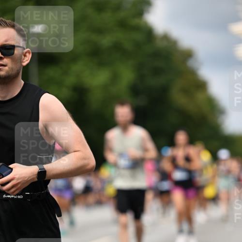 29.06.2025 - hella hamburg halbmarathon Dr. Thomas Lammeyer http://msf.ph/oto/8358631 29.06.2025 10:41:16 Kennedybrücke 56, 1022, 1118, 1253, 1488, 1490, 1597, 1948, 1952, 2072, 2552, 2811, 3165, 3230, 3398, 3428, 3714, 3873, 4733, 5224, 5560, 5786, 5789, 6804, 7202, 7235, 7707, 7773, 7823, 8257, 8258, 8315, 8936, 8937, 9054, 9055, 9918, 10024, 10112, 10762, 10798, 10862, 10931 meine-sportfotos.de