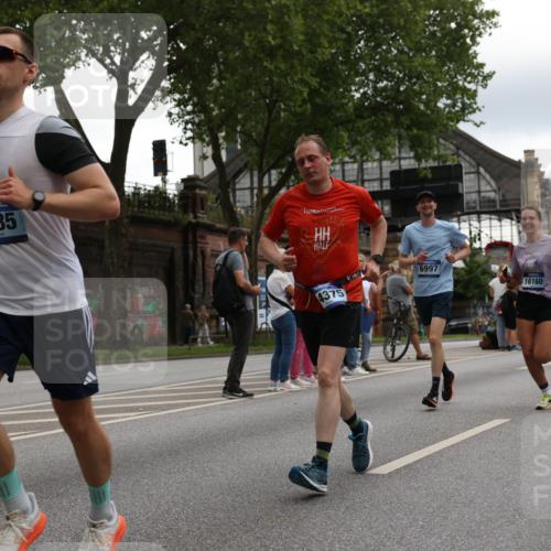 29.06.2025 - hella hamburg halbmarathon Yannick Fuchs http://msf.ph/oto/8358646 29.06.2025 10:53:08 20KM 1285, 1642, 2006, 2348, 2584, 2677, 2855, 2957, 2978, 3181, 3279, 3983, 4088, 4592, 5347, 5633, 5885, 6087, 6202, 6208, 6220, 6438, 6636, 6997, 7031, 7223, 7476, 8290, 8929, 9655, 10036, 10759, 10896, 10943, 11935, 11938, 12206, 12261, 12564, 12633, 13407, 13583, 14375, 14567, 14631, 14732, 14902, 14914, 14965, 15232, 15240, 15263, 15284, 15824, 16160, 16341, 16563, 16910, 16980, 17017, 17346, 17503, 17630, 18153, 18232, 18266, 18327, 18467, 18954, 19015, 19160 meine-sportfotos.de