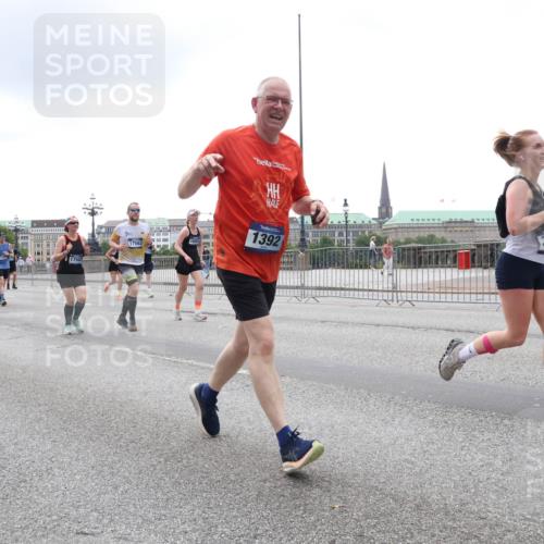 29.06.2025 - hella hamburg halbmarathon Lena Gebhardt http://msf.ph/oto/8358662 29.06.2025 10:48:10 Lombardsbrücke 15541, 17563, 18001, 1392, 1157, 1174, 1175, 1246, 1392, 1618, 1639, 1645, 1701, 1926, 2037, 2163, 2195, 2197, 2418, 2475, 2491, 2545, 2627, 2650, 2756, 2790, 2909, 2958, 3049, 3320, 3468, 3504, 3661, 3679, 3933, 4327, 4588, 4856, 5585, 5781, 5886, 5952, 6143, 7240, 7393, 7394, 7427, 7532, 7916, 8077, 8310, 8461, 8521, 8774, 8948, 9356, 9696, 9697, 9775, 9921, 10145, 10658, 10777, 10794, 11548, 11742, 11781, 11909, 12431 meine-sportfotos.de