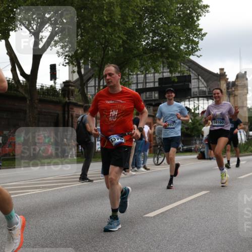 29.06.2025 - hella hamburg halbmarathon Yannick Fuchs http://msf.ph/oto/8358705 29.06.2025 10:53:08 20KM 1285, 1642, 2006, 2348, 2584, 2677, 2855, 2957, 2978, 3181, 3279, 3983, 4088, 4592, 5347, 5633, 5885, 6087, 6202, 6208, 6220, 6438, 6636, 6997, 7031, 7223, 7476, 8290, 8929, 9655, 10036, 10759, 10896, 10943, 11935, 11938, 12206, 12261, 12564, 12633, 13407, 13583, 14375, 14567, 14631, 14732, 14902, 14914, 14965, 15232, 15240, 15263, 15284, 15824, 16160, 16341, 16563, 16910, 16980, 17017, 17346, 17503, 17630, 18153, 18232, 18266, 18327, 18467, 18954, 19015, 19160 meine-sportfotos.de