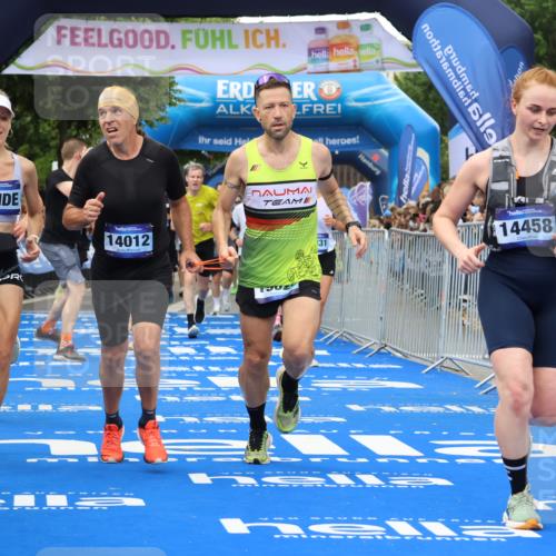 29.06.2025 - hella hamburg halbmarathon Strokosch-Dieckow http://msf.ph/oto/8358729 29.06.2025 10:51:39 Ziel 2396, 5008, 6286, 7224, 8710, 8819, 10691, 12224, 13327, 14012, 14458, 15496, 15727, 15831, 15899, 17682, 19007, 19020, 19053 meine-sportfotos.de