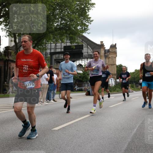 29.06.2025 - hella hamburg halbmarathon Yannick Fuchs http://msf.ph/oto/8358767 29.06.2025 10:53:08 20KM 1285, 1642, 2006, 2348, 2584, 2677, 2855, 2957, 2978, 3181, 3279, 3983, 4088, 4592, 5347, 5633, 5885, 6087, 6202, 6208, 6220, 6438, 6636, 6997, 7031, 7223, 7476, 8290, 8929, 9655, 10036, 10759, 10896, 10943, 11935, 11938, 12206, 12261, 12564, 12633, 13407, 13583, 14375, 14567, 14631, 14732, 14902, 14914, 14965, 15232, 15240, 15263, 15284, 15824, 16160, 16341, 16563, 16910, 16980, 17017, 17346, 17503, 17630, 18153, 18232, 18266, 18327, 18467, 18954, 19015, 19160 meine-sportfotos.de