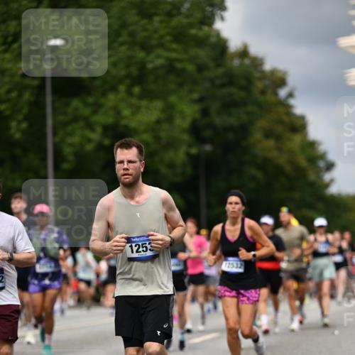 29.06.2025 - hella hamburg halbmarathon Dr. Thomas Lammeyer http://msf.ph/oto/8358815 29.06.2025 10:41:17 Kennedybrücke 56, 1022, 1118, 1253, 1488, 1490, 1597, 1948, 1952, 2072, 2552, 2811, 3165, 3230, 3398, 3428, 3714, 3873, 4733, 5224, 5560, 5786, 5789, 6804, 7202, 7235, 7707, 7773, 7823, 8257, 8258, 8315, 8936, 8937, 9054, 9055, 9918, 10024, 10112, 10762, 10798, 10862, 10931 meine-sportfotos.de