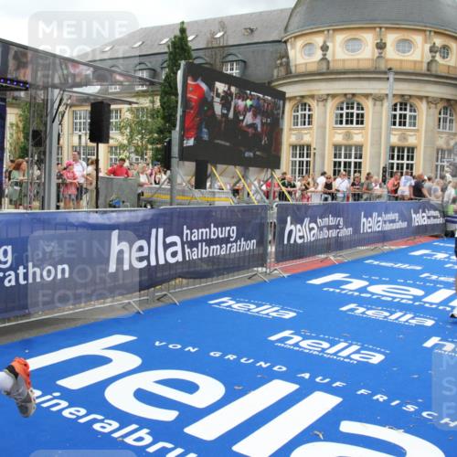 29.06.2025 - hella hamburg halbmarathon Michael Strokosch http://msf.ph/oto/8358817 29.06.2025 10:54:40 Ziel 1125, 2474, 3310, 5259, 7478, 8798, 9012, 10040, 10368, 10376, 12489, 12607, 15389, 15584, 17765, 19000 meine-sportfotos.de