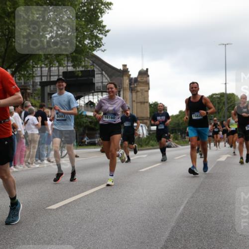 29.06.2025 - hella hamburg halbmarathon Yannick Fuchs http://msf.ph/oto/8358828 29.06.2025 10:53:08 20KM 1285, 1642, 2006, 2348, 2584, 2677, 2855, 2957, 2978, 3181, 3279, 3983, 4088, 4592, 5347, 5633, 5885, 6087, 6202, 6208, 6220, 6438, 6636, 6997, 7031, 7223, 7476, 8290, 8929, 9655, 10036, 10759, 10896, 10943, 11935, 11938, 12206, 12261, 12564, 12633, 13407, 13583, 14375, 14567, 14631, 14732, 14902, 14914, 14965, 15232, 15240, 15263, 15284, 15824, 16160, 16341, 16563, 16910, 16980, 17017, 17346, 17503, 17630, 18153, 18232, 18266, 18327, 18467, 18954, 19015, 19160 meine-sportfotos.de