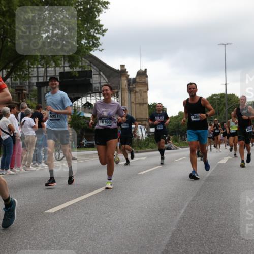 29.06.2025 - hella hamburg halbmarathon Yannick Fuchs http://msf.ph/oto/8358846 29.06.2025 10:53:08 20KM 1285, 1642, 2006, 2348, 2584, 2677, 2855, 2957, 2978, 3181, 3279, 3983, 4088, 4592, 5347, 5633, 5885, 6087, 6202, 6208, 6220, 6438, 6636, 6997, 7031, 7223, 7476, 8290, 8929, 9655, 10036, 10759, 10896, 10943, 11935, 11938, 12206, 12261, 12564, 12633, 13407, 13583, 14375, 14567, 14631, 14732, 14902, 14914, 14965, 15232, 15240, 15263, 15284, 15824, 16160, 16341, 16563, 16910, 16980, 17017, 17346, 17503, 17630, 18153, 18232, 18266, 18327, 18467, 18954, 19015, 19160 meine-sportfotos.de
