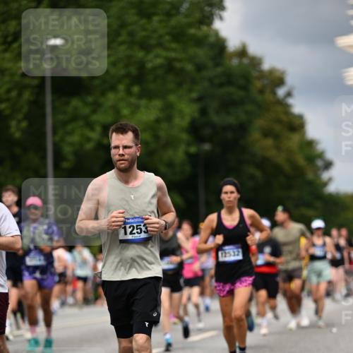 29.06.2025 - hella hamburg halbmarathon Dr. Thomas Lammeyer http://msf.ph/oto/8358862 29.06.2025 10:41:17 Kennedybrücke 56, 1022, 1118, 1253, 1488, 1490, 1597, 1948, 1952, 2072, 2552, 2811, 3165, 3230, 3398, 3428, 3714, 3873, 4733, 5224, 5560, 5786, 5789, 6804, 7202, 7235, 7707, 7773, 7823, 8257, 8258, 8315, 8936, 8937, 9054, 9055, 9918, 10024, 10112, 10762, 10798, 10862, 10931 meine-sportfotos.de