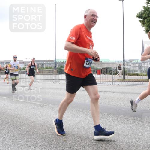29.06.2025 - hella hamburg halbmarathon Lena Gebhardt http://msf.ph/oto/8358863 29.06.2025 10:48:11 Lombardsbrücke 17563, 18001, 1392, 346, 1157, 1174, 1175, 1246, 1392, 1618, 1639, 1645, 1701, 1926, 2037, 2163, 2195, 2197, 2418, 2475, 2491, 2545, 2627, 2650, 2756, 2790, 2909, 2958, 3049, 3320, 3468, 3504, 3661, 3679, 3933, 4327, 4588, 4856, 5585, 5781, 5886, 5952, 6143, 7240, 7393, 7394, 7427, 7532, 7916, 8077, 8310, 8461, 8521, 8774, 8948, 9356, 9696, 9697, 9775, 9921, 10145, 10658, 10777, 10794, 11548, 11742, 11781, 11909 meine-sportfotos.de