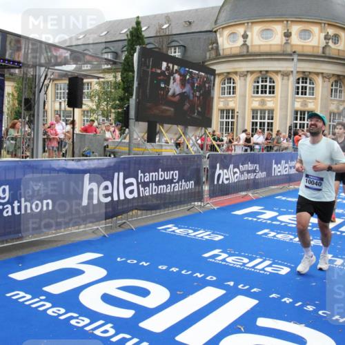29.06.2025 - hella hamburg halbmarathon Michael Strokosch http://msf.ph/oto/8358880 29.06.2025 10:54:41 Ziel 1125, 1496, 2474, 3310, 5259, 7478, 9012, 10040, 10368, 10376, 12489, 15389, 15584, 17765, 19000 meine-sportfotos.de