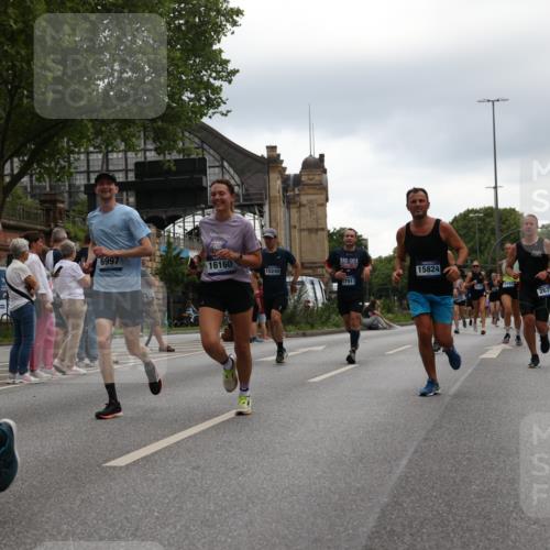 29.06.2025 - hella hamburg halbmarathon Yannick Fuchs http://msf.ph/oto/8358882 29.06.2025 10:53:08 20KM 1285, 1642, 2006, 2348, 2584, 2677, 2855, 2957, 2978, 3181, 3279, 3983, 4088, 4592, 5347, 5633, 5885, 6087, 6202, 6208, 6220, 6438, 6636, 6997, 7031, 7223, 7476, 8290, 8929, 9655, 10036, 10759, 10896, 10943, 11935, 11938, 12206, 12261, 12564, 12633, 13407, 13583, 14375, 14567, 14631, 14732, 14902, 14914, 14965, 15232, 15240, 15263, 15284, 15824, 16160, 16341, 16563, 16910, 16980, 17017, 17346, 17503, 17630, 18153, 18232, 18266, 18327, 18467, 18954, 19015, 19160 meine-sportfotos.de