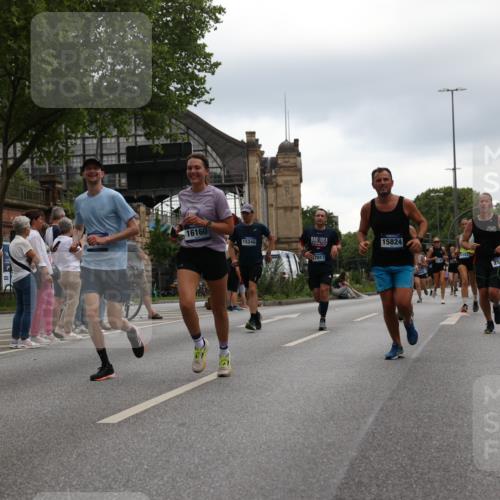 29.06.2025 - hella hamburg halbmarathon Yannick Fuchs http://msf.ph/oto/8358906 29.06.2025 10:53:08 20KM 1285, 1642, 2006, 2348, 2584, 2677, 2855, 2957, 2978, 3181, 3279, 3983, 4088, 4592, 5347, 5633, 5885, 6087, 6202, 6208, 6220, 6438, 6636, 6997, 7031, 7223, 7476, 8290, 8929, 9655, 10036, 10759, 10896, 10943, 11935, 11938, 12206, 12261, 12564, 12633, 13407, 13583, 14375, 14567, 14631, 14732, 14902, 14914, 14965, 15232, 15240, 15263, 15284, 15824, 16160, 16341, 16563, 16910, 16980, 17017, 17346, 17503, 17630, 18153, 18232, 18266, 18327, 18467, 18954, 19015, 19160 meine-sportfotos.de
