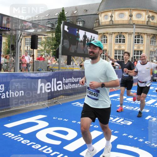 29.06.2025 - hella hamburg halbmarathon Michael Strokosch http://msf.ph/oto/8358908 29.06.2025 10:54:41 Ziel 1125, 1496, 2474, 3310, 5259, 7478, 9012, 10040, 10368, 10376, 12489, 15389, 15584, 17765, 19000 meine-sportfotos.de