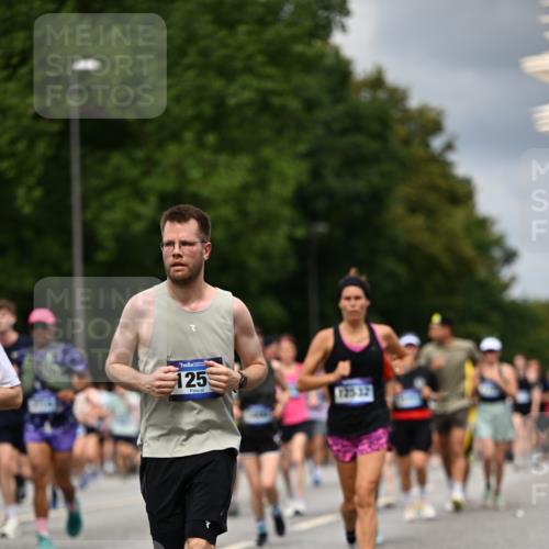 29.06.2025 - hella hamburg halbmarathon Dr. Thomas Lammeyer http://msf.ph/oto/8358913 29.06.2025 10:41:17 Kennedybrücke 56, 1022, 1118, 1253, 1488, 1490, 1597, 1948, 1952, 2072, 2552, 2811, 3165, 3230, 3398, 3428, 3714, 3873, 4733, 5224, 5560, 5786, 5789, 6804, 7202, 7235, 7707, 7773, 7823, 8257, 8258, 8315, 8936, 8937, 9054, 9055, 9918, 10024, 10112, 10762, 10798, 10862, 10931 meine-sportfotos.de