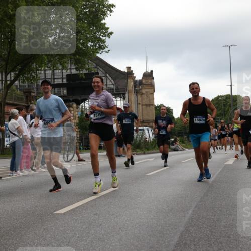 29.06.2025 - hella hamburg halbmarathon Yannick Fuchs http://msf.ph/oto/8358919 29.06.2025 10:53:08 20KM 1285, 1642, 2006, 2348, 2584, 2677, 2855, 2957, 2978, 3181, 3279, 3983, 4088, 4592, 5347, 5633, 5885, 6087, 6202, 6208, 6220, 6438, 6636, 6997, 7031, 7223, 7476, 8290, 8929, 9655, 10036, 10759, 10896, 10943, 11935, 11938, 12206, 12261, 12564, 12633, 13407, 13583, 14375, 14567, 14631, 14732, 14902, 14914, 14965, 15232, 15240, 15263, 15284, 15824, 16160, 16341, 16563, 16910, 16980, 17017, 17346, 17503, 17630, 18153, 18232, 18266, 18327, 18467, 18954, 19015, 19160 meine-sportfotos.de