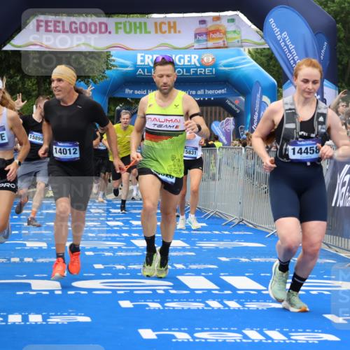 29.06.2025 - hella hamburg halbmarathon Strokosch-Dieckow http://msf.ph/oto/8358933 29.06.2025 10:51:39 Ziel 2396, 5008, 6286, 7224, 8710, 8819, 10691, 12224, 13327, 14012, 14458, 15496, 15727, 15831, 15899, 17682, 19007, 19020, 19053 meine-sportfotos.de
