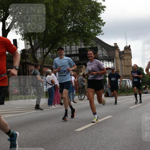 29.06.2025 - hella hamburg halbmarathon Yannick Fuchs http://msf.ph/oto/8358973 29.06.2025 10:53:08 20KM 1285, 1642, 2006, 2348, 2584, 2677, 2855, 2957, 2978, 3181, 3279, 3983, 4088, 4592, 5347, 5633, 5885, 6087, 6202, 6208, 6220, 6438, 6636, 6997, 7031, 7223, 7476, 8290, 8929, 9655, 10036, 10759, 10896, 10943, 11935, 11938, 12206, 12261, 12564, 12633, 13407, 13583, 14375, 14567, 14631, 14732, 14902, 14914, 14965, 15232, 15240, 15263, 15284, 15824, 16160, 16341, 16563, 16910, 16980, 17017, 17346, 17503, 17630, 18153, 18232, 18266, 18327, 18467, 18954, 19015, 19160 meine-sportfotos.de