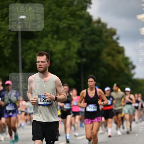 29.06.2025 - hella hamburg halbmarathon Dr. Thomas Lammeyer http://msf.ph/oto/8358977 29.06.2025 10:41:17 Kennedybrücke 56, 1022, 1118, 1253, 1488, 1490, 1597, 1948, 1952, 2072, 2552, 2811, 3165, 3230, 3398, 3428, 3714, 3873, 4733, 5224, 5560, 5786, 5789, 6804, 7202, 7235, 7707, 7773, 7823, 8257, 8258, 8315, 8936, 8937, 9054, 9055, 9918, 10024, 10112, 10762, 10798, 10862, 10931 meine-sportfotos.de