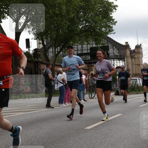 29.06.2025 - hella hamburg halbmarathon Yannick Fuchs http://msf.ph/oto/8359001 29.06.2025 10:53:09 20KM 1285, 1642, 2006, 2348, 2584, 2677, 2957, 2978, 3181, 3279, 3983, 4088, 4592, 5347, 5633, 5885, 6087, 6202, 6208, 6220, 6438, 6636, 6997, 7031, 7223, 7476, 8290, 8929, 9655, 10036, 10759, 10896, 10943, 11935, 11938, 12206, 12261, 12564, 12633, 12862, 13407, 13583, 13761, 14375, 14567, 14631, 14732, 14902, 14965, 15232, 15240, 15263, 15284, 15824, 16160, 16341, 16563, 16910, 16980, 17017, 17346, 17503, 17630, 18153, 18232, 18266, 18327, 18467, 18954, 19015, 19160 meine-sportfotos.de