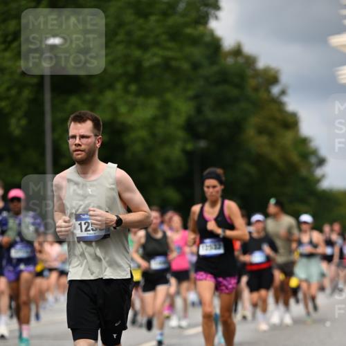 29.06.2025 - hella hamburg halbmarathon Dr. Thomas Lammeyer http://msf.ph/oto/8359023 29.06.2025 10:41:17 Kennedybrücke 56, 1022, 1118, 1253, 1488, 1490, 1597, 1948, 1952, 2072, 2552, 2811, 3165, 3230, 3398, 3428, 3714, 3873, 4733, 5224, 5560, 5786, 5789, 6804, 7202, 7235, 7707, 7773, 7823, 8257, 8258, 8315, 8936, 8937, 9054, 9055, 9918, 10024, 10112, 10762, 10798, 10862, 10931 meine-sportfotos.de