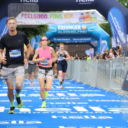 29.06.2025 - hella hamburg halbmarathon Strokosch-Dieckow http://msf.ph/oto/8359028 29.06.2025 10:51:35 Ziel 1335, 5008, 7943, 10691, 13327, 13403, 14012, 14458, 15496, 15899, 19007, 19020 meine-sportfotos.de