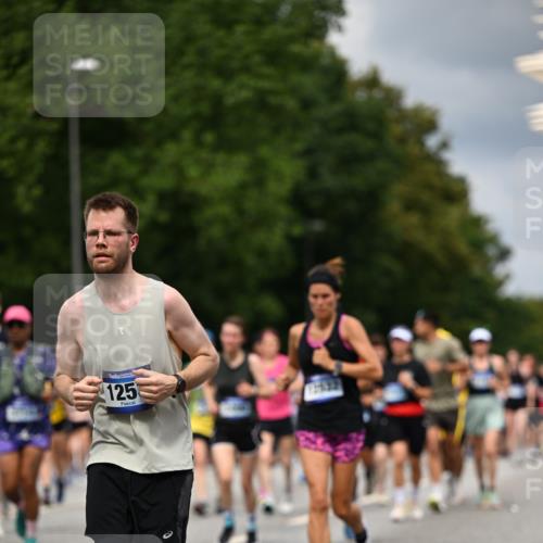 29.06.2025 - hella hamburg halbmarathon Dr. Thomas Lammeyer http://msf.ph/oto/8359061 29.06.2025 10:41:17 Kennedybrücke 56, 1022, 1118, 1253, 1488, 1490, 1597, 1948, 1952, 2072, 2552, 2811, 3165, 3230, 3398, 3428, 3714, 3873, 4733, 5224, 5560, 5786, 5789, 6804, 7202, 7235, 7707, 7773, 7823, 8257, 8258, 8315, 8936, 8937, 9054, 9055, 9918, 10024, 10112, 10762, 10798, 10862, 10931 meine-sportfotos.de