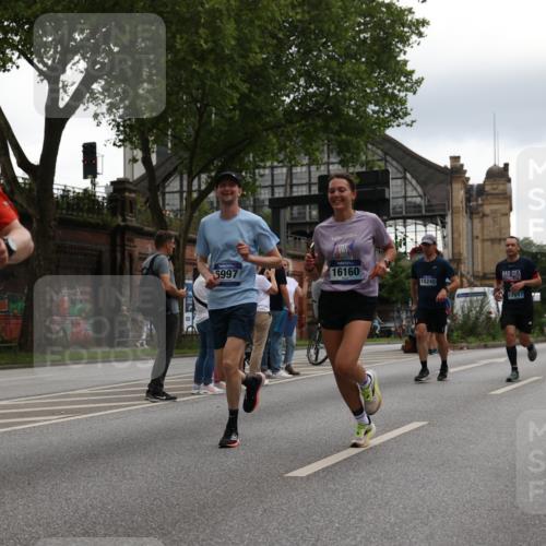 29.06.2025 - hella hamburg halbmarathon Yannick Fuchs http://msf.ph/oto/8359065 29.06.2025 10:53:09 20KM 1285, 1642, 2006, 2348, 2584, 2677, 2957, 2978, 3181, 3279, 3983, 4088, 4592, 5347, 5633, 5885, 6087, 6202, 6208, 6220, 6438, 6636, 6997, 7031, 7223, 7476, 8290, 8929, 9655, 10036, 10759, 10896, 10943, 11935, 11938, 12206, 12261, 12564, 12633, 12862, 13407, 13583, 13761, 14375, 14567, 14631, 14732, 14902, 14965, 15232, 15240, 15263, 15284, 15824, 16160, 16341, 16563, 16910, 16980, 17017, 17346, 17503, 17630, 18153, 18232, 18266, 18327, 18467, 18954, 19015, 19160 meine-sportfotos.de