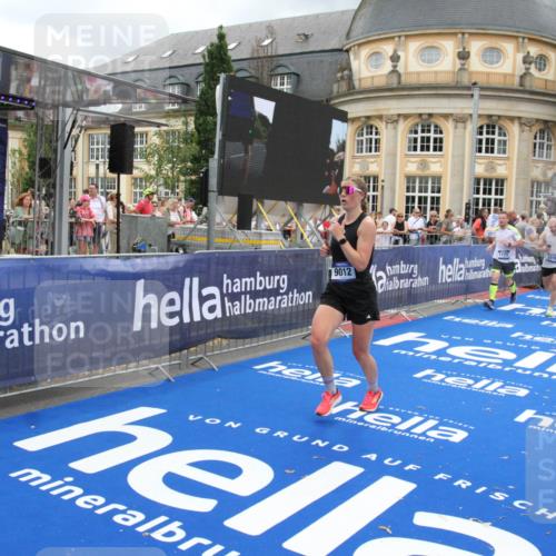29.06.2025 - hella hamburg halbmarathon Michael Strokosch http://msf.ph/oto/8359086 29.06.2025 10:54:43 Ziel 1125, 1496, 2561, 3310, 7478, 8449, 9012, 10040, 10368, 10376, 12489, 13147, 14239, 15389, 15408, 15584, 17231, 17765, 19000 meine-sportfotos.de