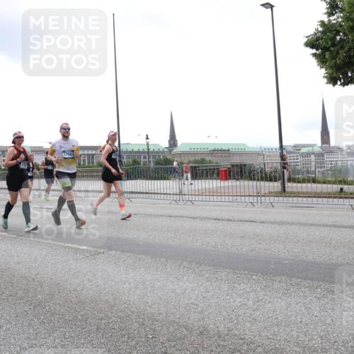 29.06.2025 - hella hamburg halbmarathon Lena Gebhardt http://msf.ph/oto/8359092 29.06.2025 10:48:11 Lombardsbrücke 17563, 1157, 1174, 1175, 1246, 1392, 1618, 1639, 1645, 1701, 1926, 2037, 2163, 2195, 2197, 2418, 2475, 2491, 2545, 2627, 2650, 2756, 2790, 2909, 2958, 3049, 3320, 3468, 3504, 3661, 3679, 3933, 4327, 4588, 4856, 5585, 5781, 5886, 5952, 6143, 7240, 7393, 7394, 7427, 7532, 7916, 8077, 8310, 8461, 8521, 8774, 8948, 9356, 9696, 9697, 9775, 9921, 10145, 10658, 10777, 10794, 11548, 11742, 11781, 11909 meine-sportfotos.de