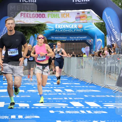 29.06.2025 - hella hamburg halbmarathon Strokosch-Dieckow http://msf.ph/oto/8359094 29.06.2025 10:51:35 Ziel 1335, 5008, 7943, 10691, 13327, 13403, 14012, 14458, 15496, 15899, 19007, 19020 meine-sportfotos.de